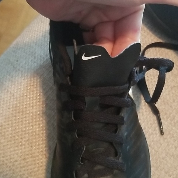 Nike soccer shoes for kids - Picture 5 of 6